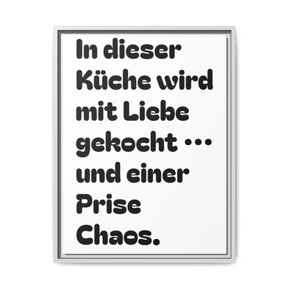 Kuchenzitat lustig „In dieser Küche wird mit Liebe gekocht … und einer Prise Chaos.“