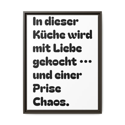 Kuchenzitat lustig „In dieser Küche wird mit Liebe gekocht … und einer Prise Chaos.“