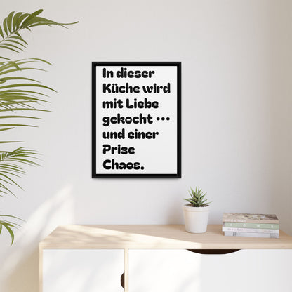 Kuchenzitat lustig „In dieser Küche wird mit Liebe gekocht … und einer Prise Chaos.“