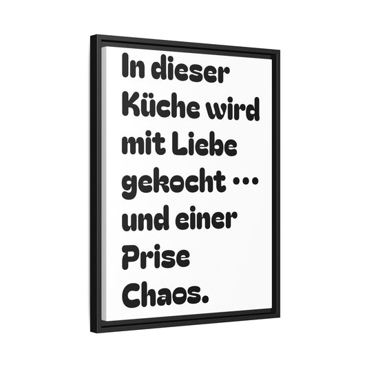 Kuchenzitat lustig „In dieser Küche wird mit Liebe gekocht … und einer Prise Chaos.“